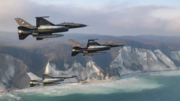 Danish F16 Farewell Flight Pict1